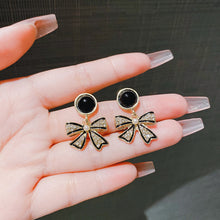 將圖片載入圖庫檢視器 JME-820 黑色蝴蝶结耳钉特别设计感港风耳环小众耳坠法式赫本风百搭耳饰女
