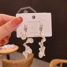 將圖片載入圖庫檢視器 JM-1438 925银针白色花片耳环日韩网红ins夸张耳饰珍珠感耳坠女耳钉
