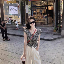 將圖片載入圖庫檢視器 JMA-1047 实拍 法式黑白格子上衣小众V领衬衫女夏季设计感显瘦短款别致衬衣
