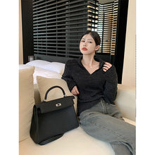 將圖片載入圖庫檢視器 JMA-951 美拉德风秋冬季复古撞色设计感小众翻领软绒绒针织衫打底毛衣上衣
