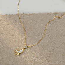 將圖片載入圖庫檢視器 JME-1049 真金电镀镶锆石气质锁骨链女小众设计感天然贝母海豚吊坠项链批发
