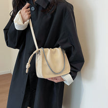 將圖片載入圖庫檢視器 JM-1461 韩系时尚百搭链条包包女秋冬新款褶皱云朵水桶包质感斜挎包
