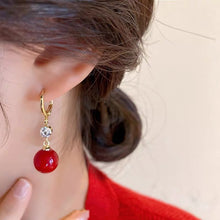 將圖片載入圖庫檢視器 JME-705 高级感轻奢相思豆耳环女 新款潮红色珍珠耳扣名媛气质甜美耳饰
