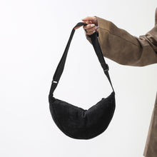 將圖片載入圖庫檢視器 JM-1220 春秋新款U家男女装灯芯绒挎包饺子包防水单肩包时尚轻便包包
