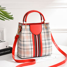 將圖片載入圖庫檢視器 JM-117 簡約時尚撞色嬉皮包水桶包大容量寬帶通勤斜挎包休閒軟皮包 女包
