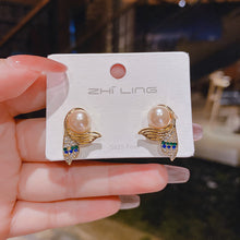 將圖片載入圖庫檢視器 2A606 韓版時尚個性彩色耳釘耳飾彩鑽美人魚珍珠耳環 925銀針
