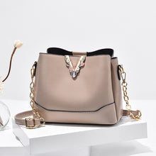 將圖片載入圖庫檢視器 JM-215 新款潮時尚寬肩帶斜挎包單肩水桶包 女包
